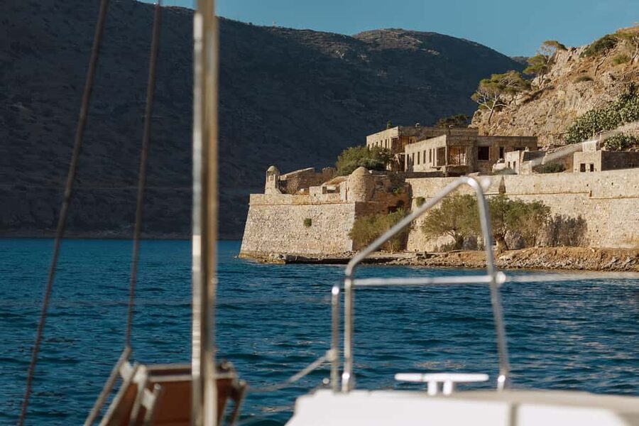 Agios Nikolaos: Spinalonga AM Catamaran Cruise with Lunch - Mirabello Bay from a catamaran: what makes this cruise work
