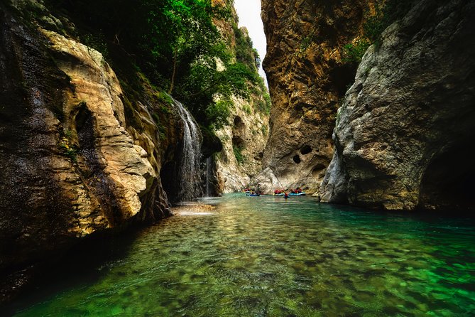 Arachthos white water river Rafting: Plaka's Bridge- Tzari - Plaka Arched Bridge: the view that starts the ride
