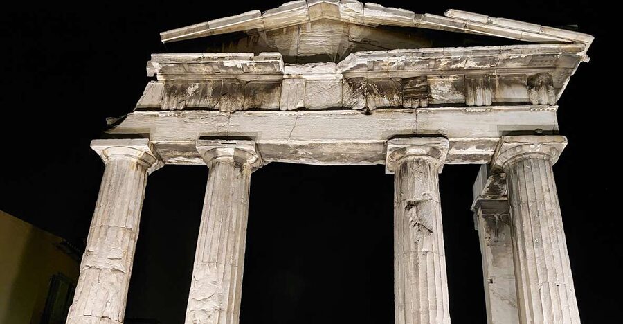 Athens: City Highlights Nighttime Walking Tour in Spanish - Meet at the National Library, Then Get Your Bearings Fast