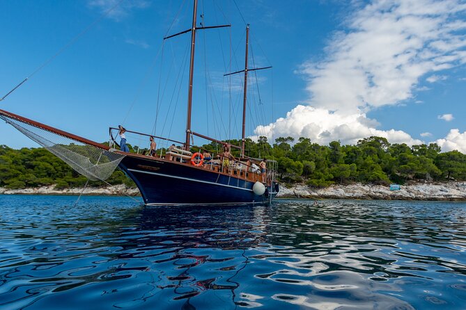 Athens Day Cruise: 3 Islands Tour in the Saronic Gulf with Lunch - Group Size and the Crew: What You Can Expect From the Day