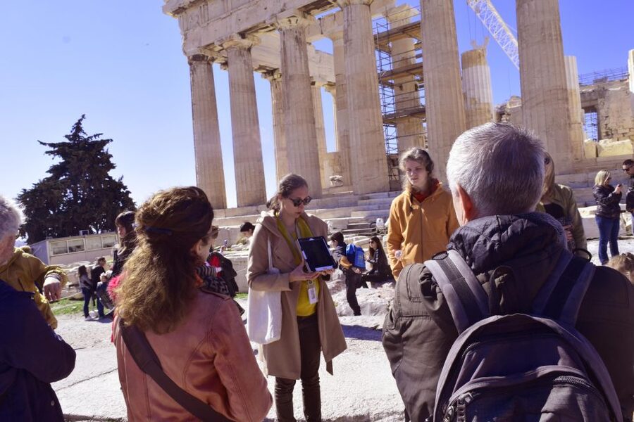 Athens: The Acropolis Guided Walking Tour in Dutch - Temple of Athena Nike and the sunny climb