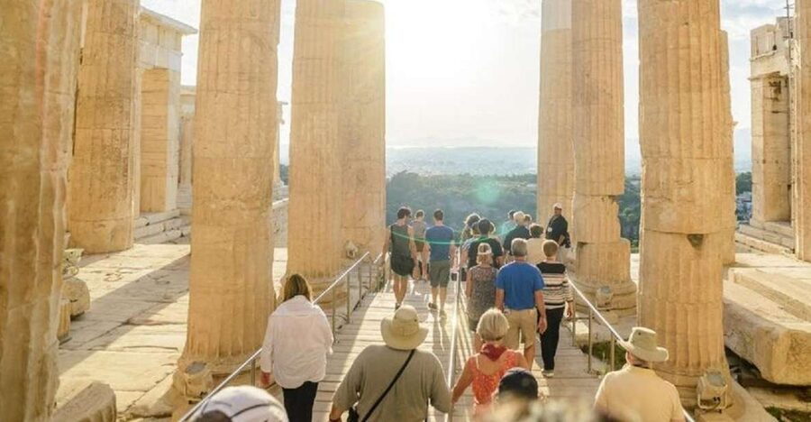 Athens: The Acropolis Walking Group Tour with a French Guide - Evening Acropolis walking: why 1.5 hours works so well