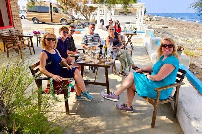 Best of Santorini Sightseeing Guided Tour 5h - How the guide’s crowd strategy changes your photos