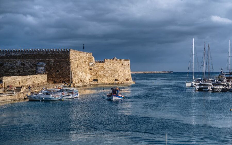 Crete: Heraklion Center, Local Market and Creta Aquarium - Heraklion on foot: Liberty Square and Koules Fortress