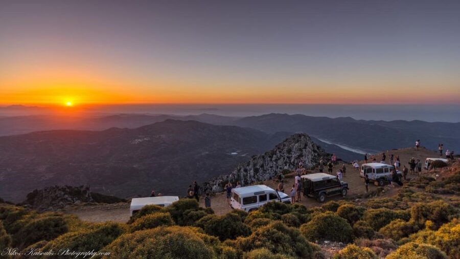 Crete: Land Rover Safari with Sunset Viewing, Dinner, & Wine - The downhill return: moonlit coastline views at night