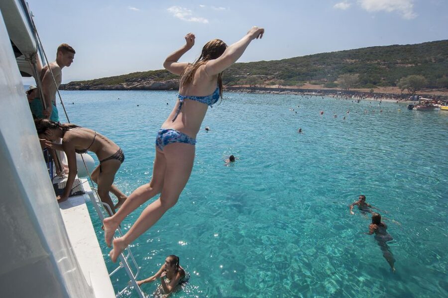 Crete: Spinalonga, Elounda, & Agios Nikolaos Boat Tour & BBQ - Agios Nikolaos and Voulismeni Lake: where the day cools off