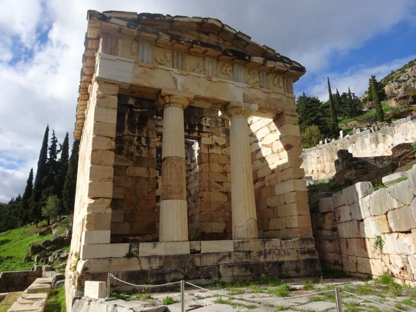 Delphi and Meteora: 2-Day Bus Tour from Athens - Your First Stop at Delphi: Temple of Apollo and the Outdoor Site Focus