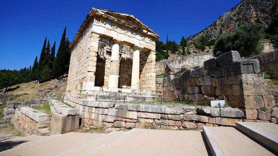 Delphi: Audiovisual self-guided tour with 3D models - Pythia, the oracle legend, and bay leaves in the details