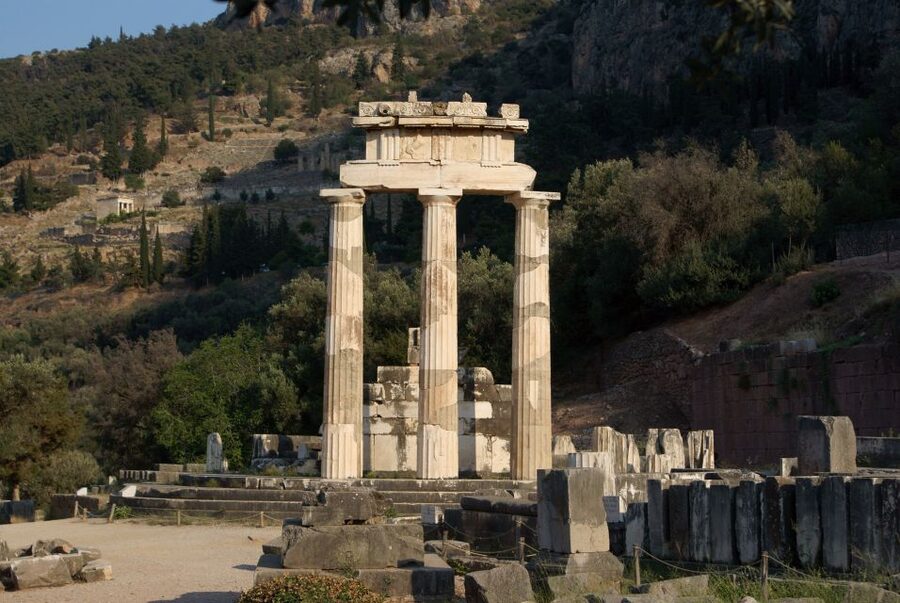 Delphi: Spanish guided one day tour - Athens to Delphi by A/C coach, and why that matters