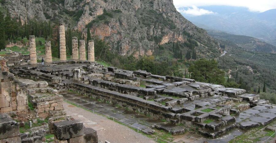 Delphi: Spanish guided one day tour - The archaeological site: seeing Delphi’s big ideas in stone