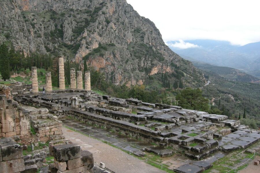 Delphi: Spanish guided one day tour - Arriving at Delphi’s village foot, where the scenery sets the mood