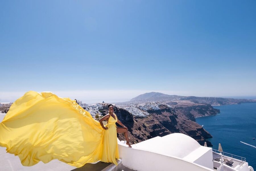 Flying dress Photoshoot in Santorini with Hotel Pickup - The private changing area: where comfort turns into better photos