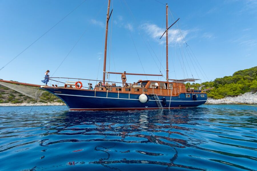 From Athens: Aegina, Agistri and Metopi Day Cruise w/ Lunch - The midday swim and snorkeling stop off Metopi, Moni, or Aponisos