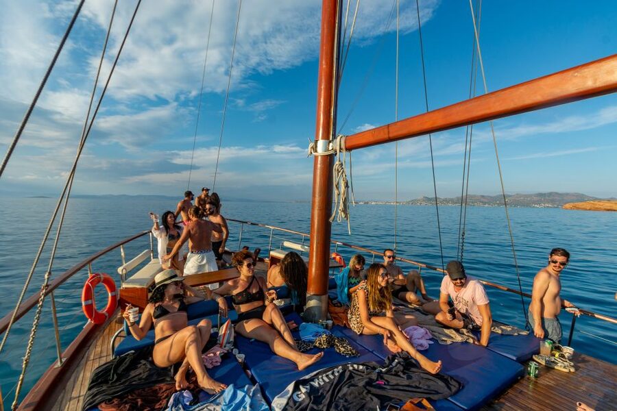 From Athens: Aegina, Agistri and Metopi Day Cruise w/ Lunch - Heading back to Athens: wine, dessert, and a calmer last sail