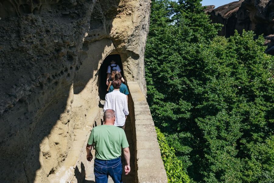 From Athens: Delphi and Meteora 2-Day Guided Tour - The drive to Kalambaka: trading traffic for big-rock views