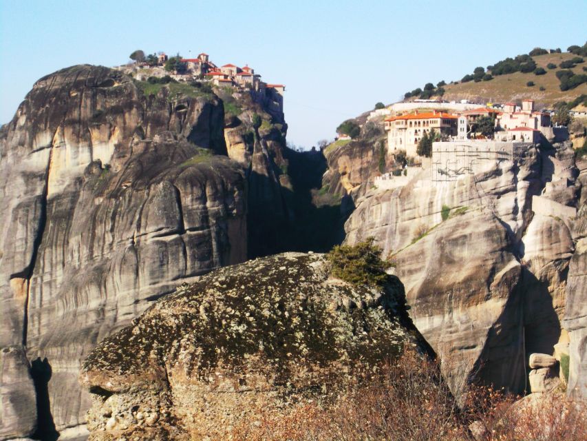 From Athens: Delphi and Meteora 2-Day Tour with Hotel - Thermopylae and Leonidas: a short stop with big cultural weight