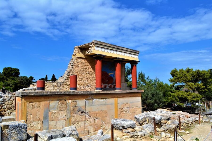 From Chania: Full-Day Heraklion Highlights Guided Tour - Knossos, museum, and harbor in one tight day