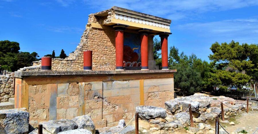 From Chania: Full-Day Heraklion Highlights Guided Tour - Walking Heraklion Town: harbor views, Venetian defenses, and church corners
