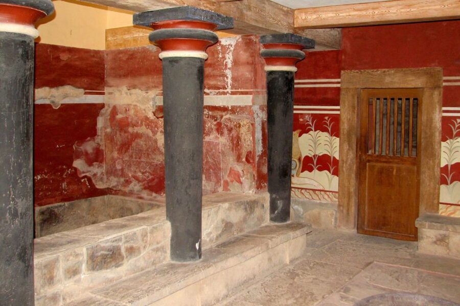 From Rethymno: Knossos Palace and Heraklion Guided Tour - Heraklion Old Town Free Time: Spend It Like You Live There for a Bit