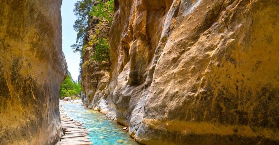 From Rethymno: Samariá Gorge Full-Day Hike - Omalos and the gorge entrance: stairs, breakfast, and first impressions