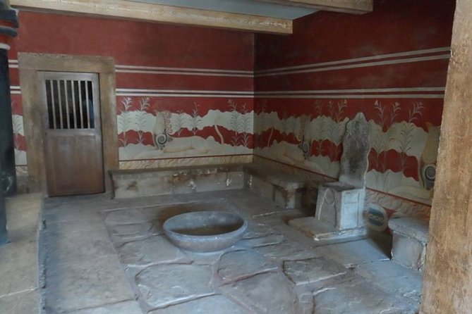 Full-Day Knossos and Heraklion Tour from Chania and Rethymno - Guides matter at Knossos, and audio helps you follow the story