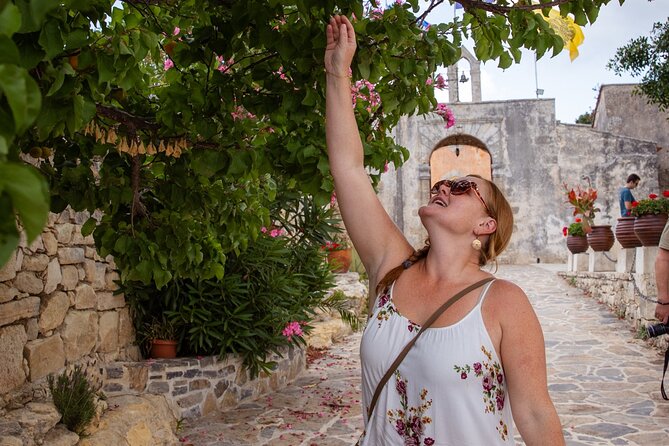 Gastronomy tour and wine tasting in traditional villages - Stop 1: Armeni coffeehouse and the hot-sand Greek coffee ritual