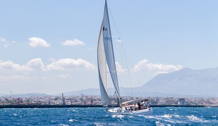 Heraklion: Private Half-Day Sailing Trip to Dia Island - Drinks, fruit, and onboard meals: where the value lands