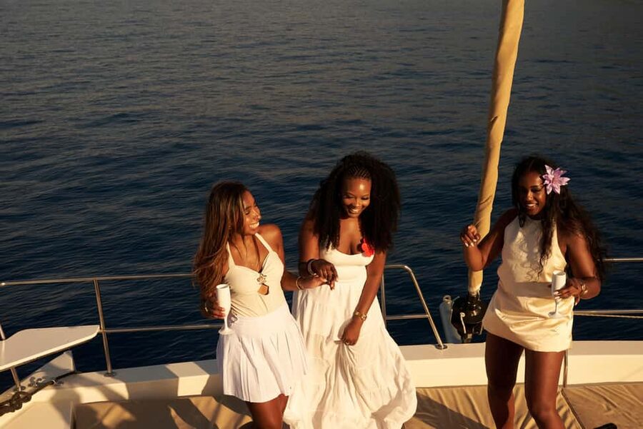 Hersonissos: Sunset Catamaran Cruise with Snacks and Drinks - Sunset at Sea: how to get the view you paid for