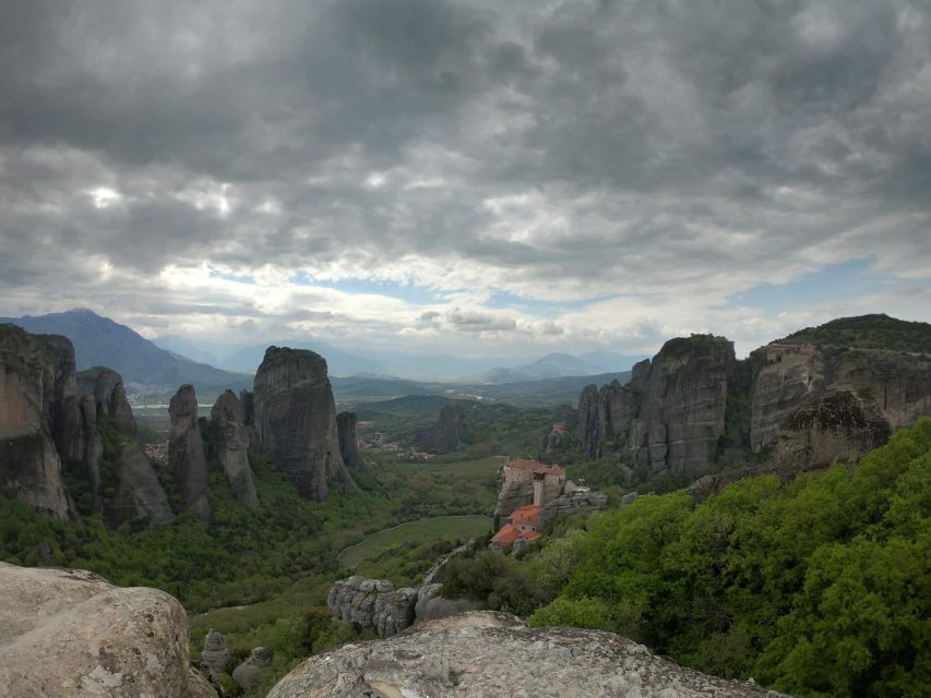 Kalabaka: Meteora Monasteries Minibus Tour with Photo Stops - Three Meteora monasteries plus photo stops: how to plan your time