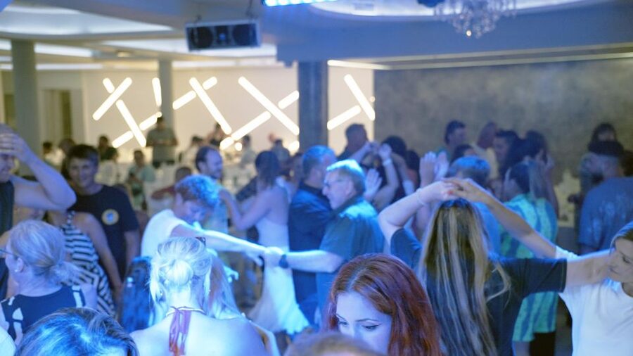 Kamari: Greek Show, Buffet Dinner, and Drinks at Dimitris - Should you book Dimitris Greek Night in Kamari?