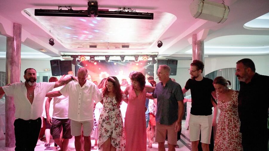 Kamari: Greek Show, Buffet Dinner, and Drinks at Dimitris - The 21:00 Greek show: bouzouki, violin, zorba, syrtaki