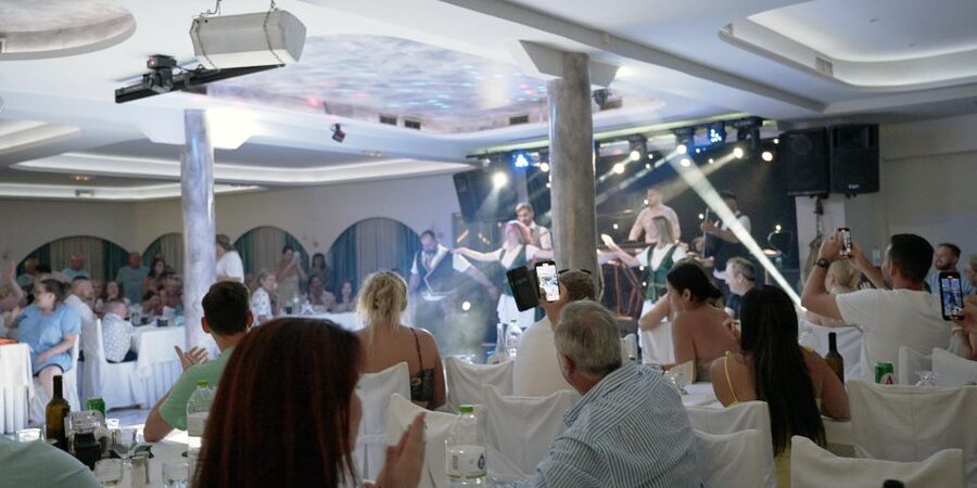 Kamari: Greek Show, Buffet Dinner, and Drinks at Dimitris - Price and value: what $71 covers, and what it does not