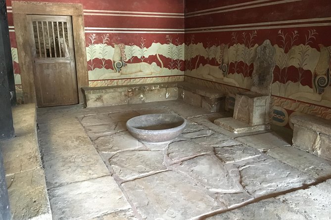 Knossos Palace Guided Walking Tour - Knossos Palace is a maze, and the tour fixes that