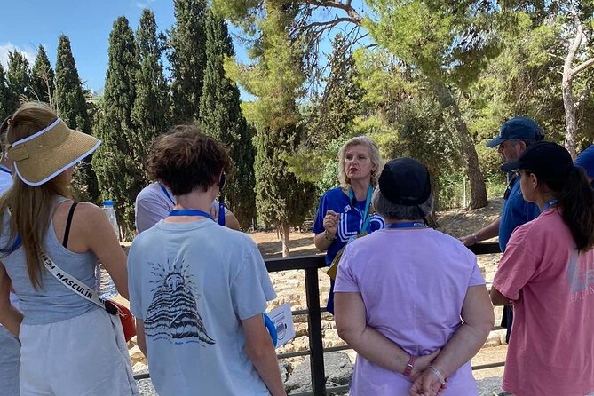 Knossos Palace Skip-the-Line Ticket (Shared Tour Group) - What the licensed guide actually adds to Knossos