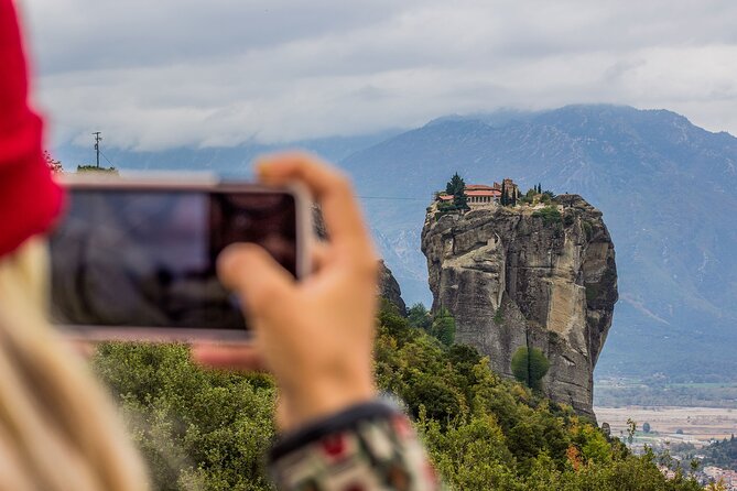 Meteora Tour: Monasteries, Lunch & Optional Athens Transfer - Getting to Meteora the easy way from Kalambaka station