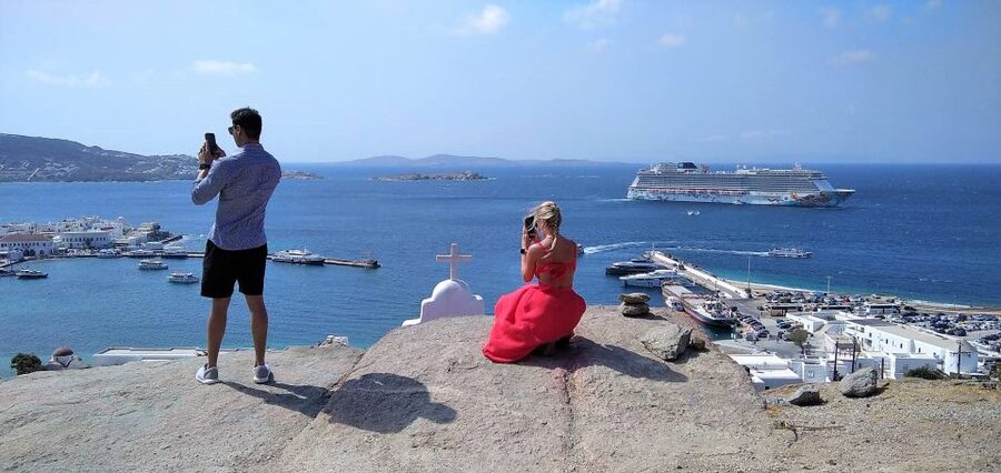 Mykonos: Highlights Tour with Panagia Tourliani Monastery - A spinach pie taste in the square