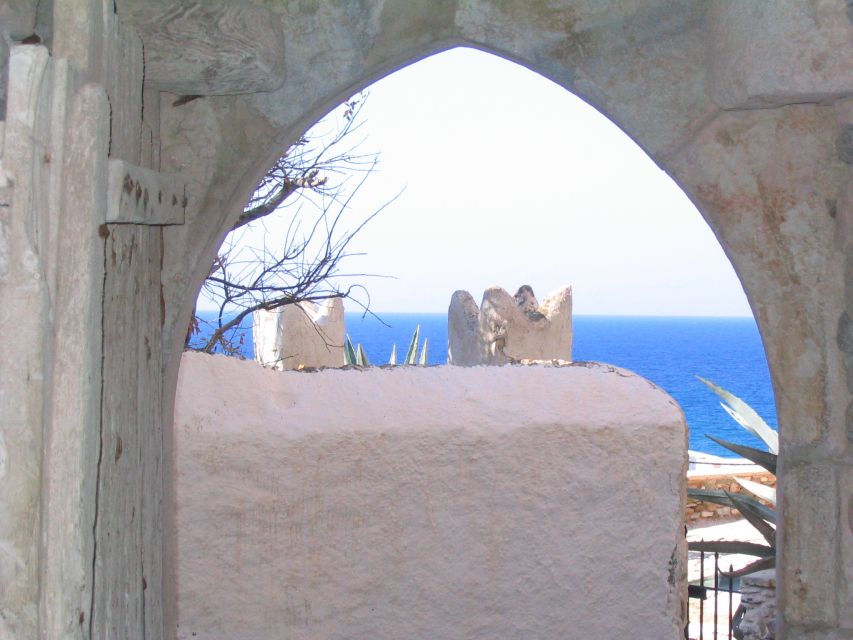 Naxos Castle Walking Tour and Sunset at the Portara - Meeting at Kiriakos Tziblakis, local products and an easy start
