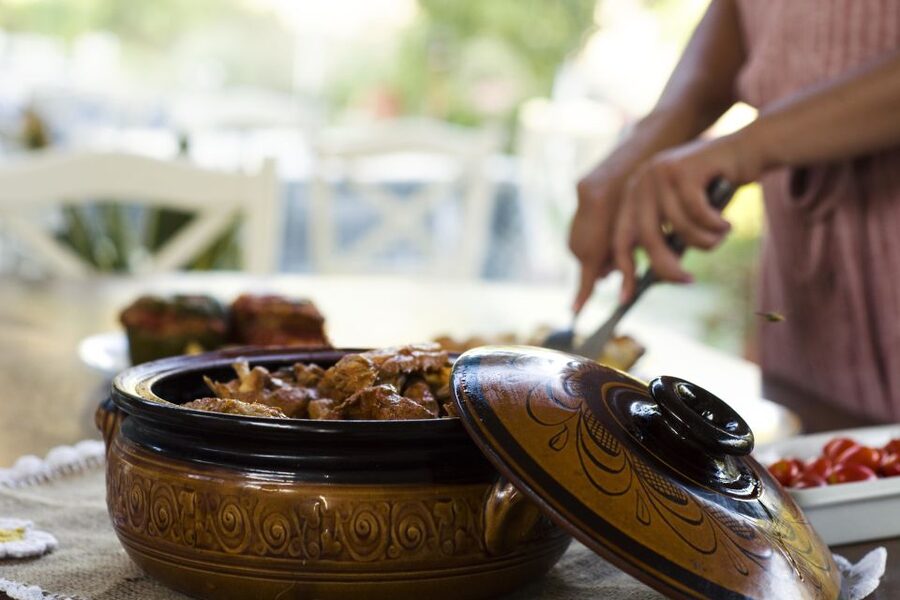 Naxos: Half-Day Cooking Class at Basiliko Family Tavern - The Feast: Wine, Starters, and a Family-Style Table