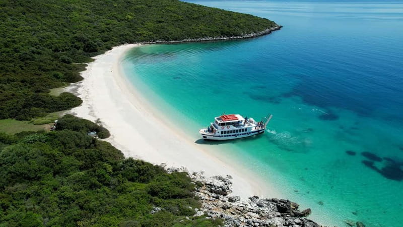Nydri: Island Hopping Boat Cruise with Beach BBQ Lunch - The morning mission: swimming inside the Cave of Papanikolis