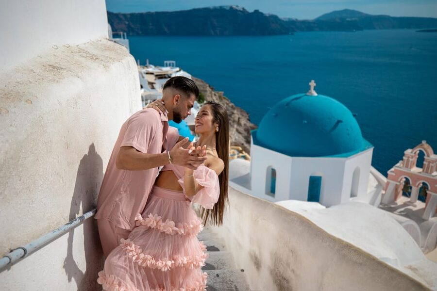 Oia: Couple photoshoot with 30 edited Photos - Oia Blue Domes in a 30 to 60 Minute Shoot