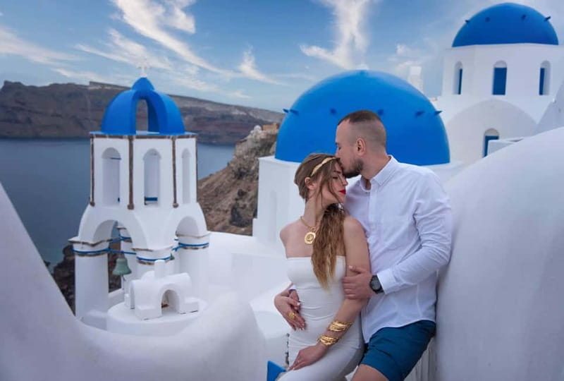 Oía: Santorini Professional Photoshoot with Edited Photos - A Pro Shoot in Oia That Feels More Like Guidance Than Photo Chores