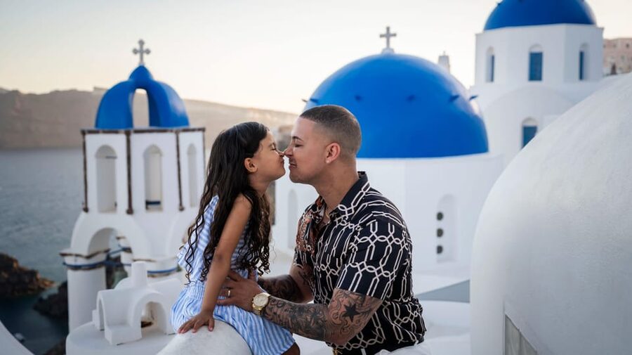 Oía: Santorini Professional Photoshoot with Edited Photos - Who This Oia Photoshoot Fits Best