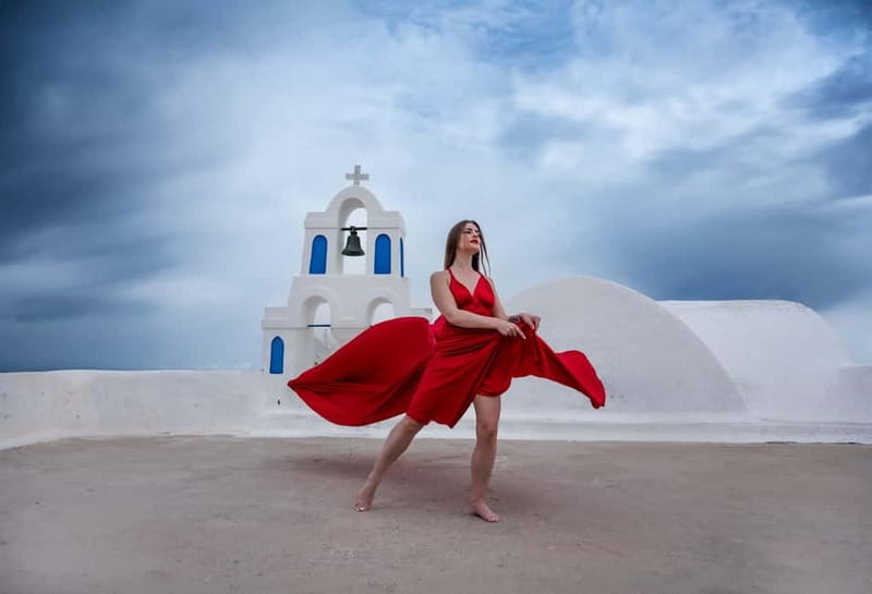 Oía: Santorini Professional Photoshoot with Edited Photos - Posing Comfort: The Difference a Good Photographer Makes Fast