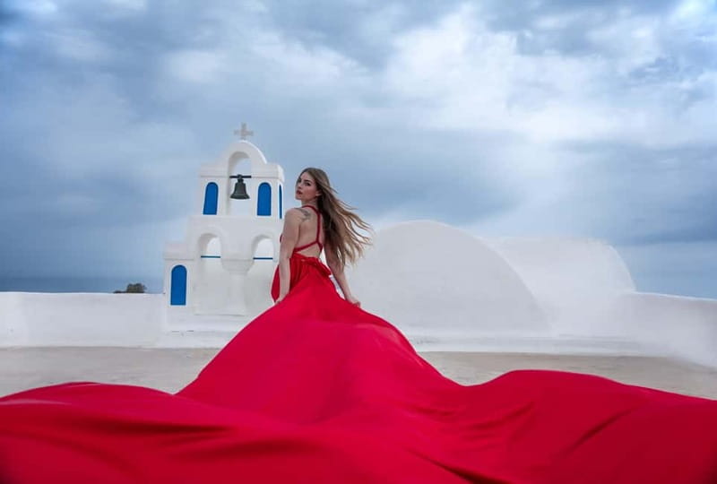 Oía: Santorini Professional Photoshoot with Edited Photos - The 30-Minute Flow: Private Spots, Better Angles, Real Direction