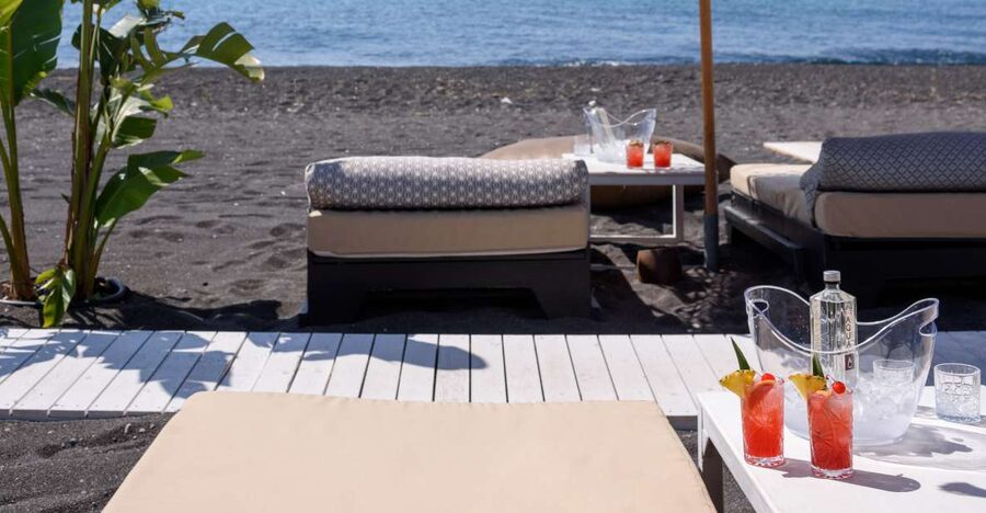 Perivolos Beach: Sun-Bed Experience FortyOne Bar Restaurant - Perivolos Beach and FortyOne Bar: what the day feels like