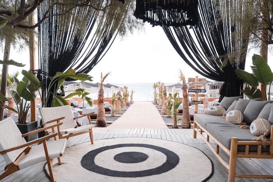 Perivolos Beach: Sun-Bed Experience FortyOne Bar Restaurant - Swimming at Perivolos: clear water with lava-rock reality