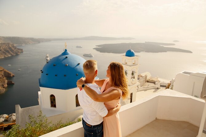 Personal Travel and Vacation Photographer Tour in Santorini - What you get: pro eye, custom routing, and a downloadable gallery