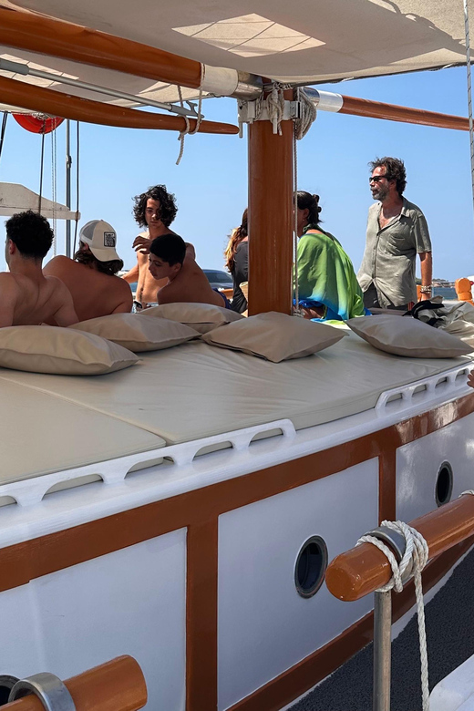 Pounta: Paros & Antiparos Cruise, Swimming & Seafood Lunch - Food, drinks, and dessert: what the onboard lunch is really like