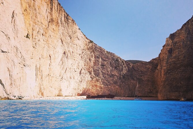 Private 7m 250hp speed boat tour Shipwreck Blue caves up to 8pax - Captain Leo and the flexible rhythm of a private trip