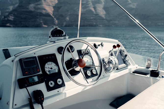 Private Caldera Cruise with Power Catamaran ENJOY incl. Meal & Drinks - Stop 2: White Beach for an hour of swim and photos
